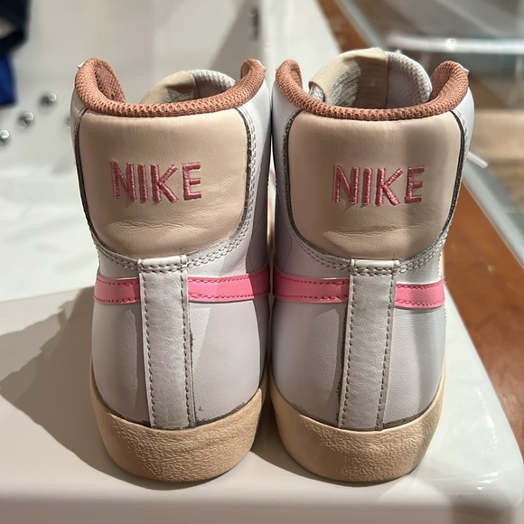 Nike Girls high tops. Excellent condition! Worn only once. Size 5Y - Picture 3 of 6